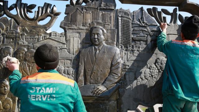 Назарбаеву далеко до культа личности соседей по Средней Азии. Но он давно вписан в пейзаж: плакаты, лозунги, барельефы, статуи