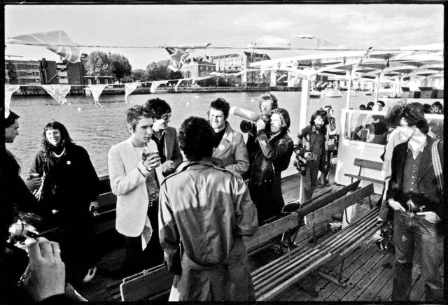 Sex Pistols на борту катера "Королева Елизавета" во время прогулки по Темзе 7 июня 1977 г. В центре в белом пиджаке - Джонни Роттен.