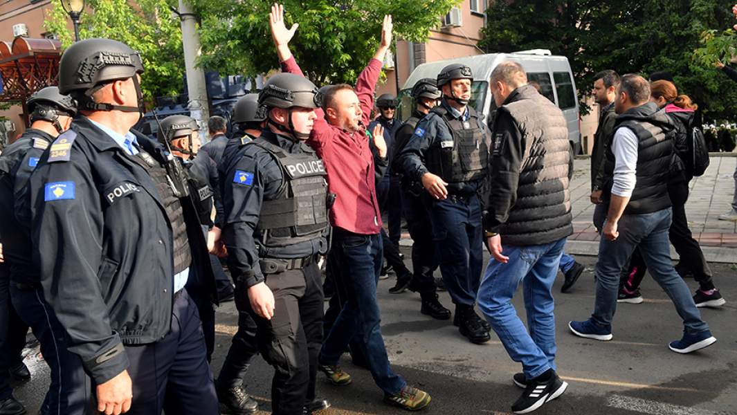 Полицейские блокируют доступ этнических сербов к зданию муниципалитета в Звечане, Косово, 29 мая 2023 г.